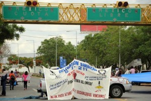 Los dos bloqueos se activaron en accesos a la ciudad de Oaxaca: carretera federal 190 frente al IEEP