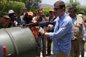 Cae operador de <i>La Tuta</i> y 154 falsos autodefensas Castillo dijo que todos los civiles que transiten armados sern detenidos, pues los permisos expedid