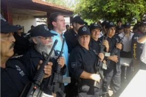 Castillo oficializa a Polica Rural en Michoacn Poco antes de las 11:00 horas, Castillo arrib a la asociacin ganadera para entregarle un arma cali