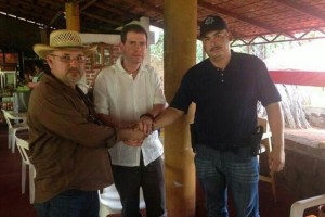 Castillo adem�s public� una foto donde se ve uniendo las manos de El Americano y del fundador de las