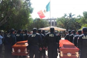 Oaxaca rinde homenaje a policas emboscados En la explanada de las instalaciones de la Procuradura de Oaxaca se colocaron los fretros del peri