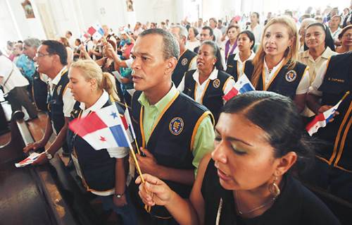 Miembros del tribunal electoral paname�o participan en una misa en la que estuvieron los candidatos 