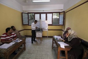 Los egipcios fueron llamados de nuevo hoy a las urnas por tercer da consecutivo, despus de que la 