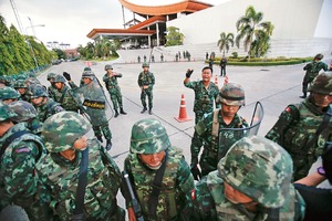 Declaran toque de queda tras golpe en Tailandia