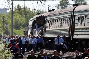 Varios carros del tren de pasajeros, que viajaba de Mosc a Chisinau, Moldova, se salieron de las v