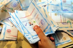 Jurados cuentan los sufragios en un centro de votacin en el tercer y ltimo da de elecciones presi