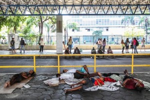 Personas duermen en la estacin de autobuses de la Central de Brasil en la ciudad de Ro de Janeiro 
