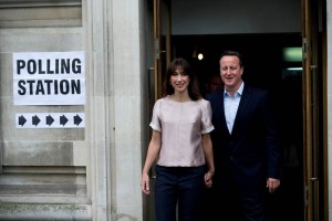 Cameron y su mujer, Samantha, depositaron su voto esta maana en un colegio electoral del barrio de 