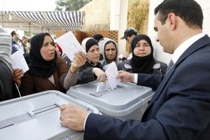 Numerosos ciudadanos sirios residentes en el Lbano, votaron ayer en un centro electoral establecido