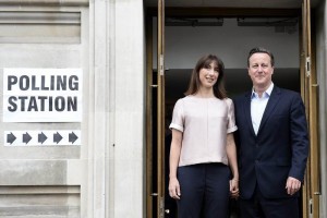 El primer ministro britnico, David Cameron, y su esposa, Samantha, abandonan el colegio electoral d