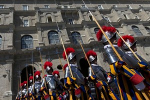 El capelln de la Guardia Suiza, Alan Guy Raemy, ley en primer lugar la frmula del juramento al pa