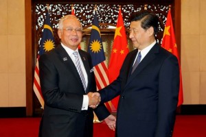 Xi Jinping (D) asegur que China se opone a internacionalizar las disputas regionales