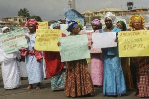 Las madres de las nias raptadas en Nigeria reclaman a las autoridades su actuacin