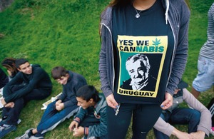 Mujica firma reglamento de ley pro mariguana