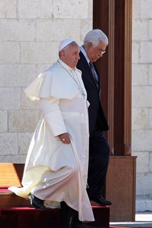 El pontfice dio su primer discurso en Palestina junto al presidente Mahmud Abs (d)