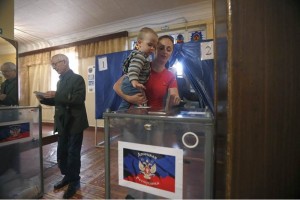 Las primeras horas de votacin el referndum separatista transcurren en tranquilidad y con una activ