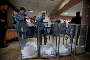 La votacin inici antes de lo programado en esta ciudad, donde se han registrado encarnizados comba