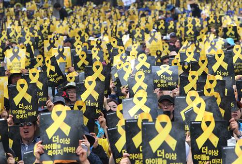 Miles de surcoreanos protestan contra el Gobierno por su gestin del Sewol