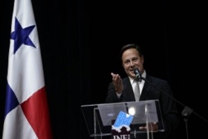  Juan Carlos Varela pronuncia un discurso durante la ceremonia de entrega de credenciales que lo ofi