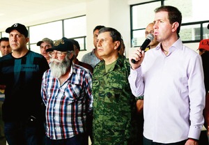 Autodefensas destituyen de vocer�a a Mireles