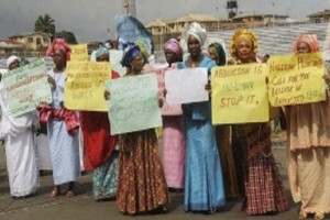El gobierno de Mxico repudia la violencia en Nigeria; en la imagen mujeres protestan por la incapac