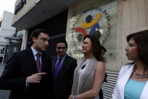 Presenta PAN queja contra Robles en Conapred Los legisladores del PAN, Beatriz Zavala y Fernando Rodrguez Doval, acudieron a la Conapred para pr