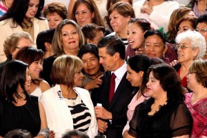 El mandatario convivi� ayer con un grupo de mam�s en la residencia oficial de Los Pinos; hoy, v�a re