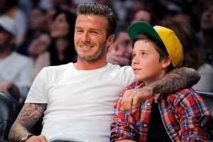 Servir bebidas, limpiar mesas y barrer son algunas de las labores que desempe�ar� el muchacho los fi