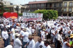 Mientras la marcha ocurr�a, la Secretar�a de Seguridad del estado report� el ataque a un lote de aut