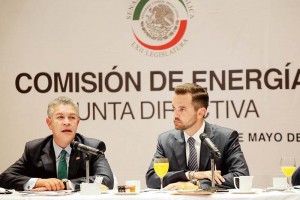 No bajarn gasolinas ni con reforma: senadores El presidente de la Comisin de Energa del Senado, David Penchyna (PRI), y el secretario de la mism