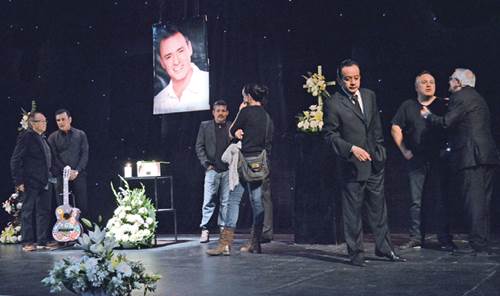 Suben el teln para despedirlo Colocada en el sitio donde se han presentado obras como