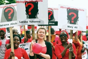 Mujeres llevan pancartas en una manifestacin en Lagos para demandar la liberacin de las jovencitas