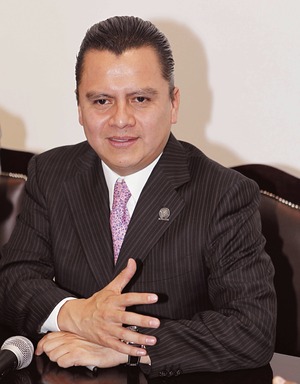 Entregan a Senado iniciativas de ALDF