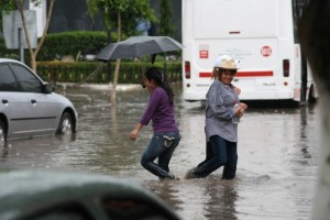 En el centro del municipio algunos residentes tuvieron que caminar sobre las calles donde se ha acum