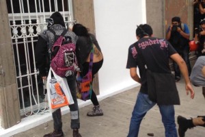 Anarquistas agreden a reporteros y fotgrafos Los jvenes encapuchados avientaron piedras y bombas molotov en contra de la sede del PRIDF