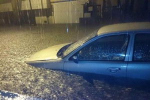 Fuente de Hermes en Tecamachalco, Huixquilucan, registr� severas inundaciones con autos atrapados