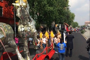 Payasos, malabaristas, bailarinas, entre otros trabajadores de diversos circos de la ciudad, realiza