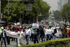 Rien manifestantes y granaderos por Hoy No Circula