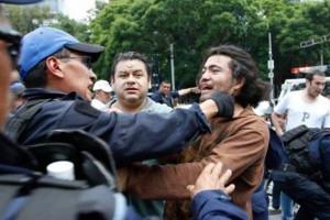 La polica conmin a los manifestantes a retirar los vehculos, pero al negarse se solicit la prese