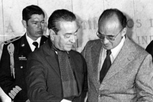 Huerta recibiendo el Premio Nacional de Ciencias y Artes 1976 de manos del entonces presidente de la