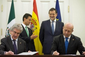 El presidente del Gobierno, Mariano Rajoy (der., atrs), y el de Mxico, Enrique Pea Nieto (izq., a
