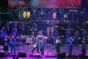 DINMICA. Los grupos invirtieron papeles al comenzar esta velada, ya que los vocalistas de Los ngeles Azules