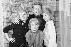 Martha Hyer (derecha) posando con los actores Van Johnson (arriba), Shelly Winters (izquierda) y Jan