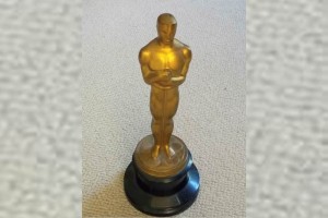 La estatuilla de unos 2.7 kilos y 33 cent�metros de altura se encuentra en buena condici�n, con un p