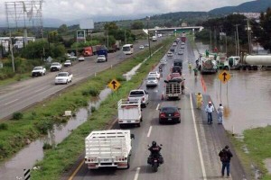 En estos momentos se ve afectada en su vialidad la carretera que conduce de Quertaro a San Luis Pot