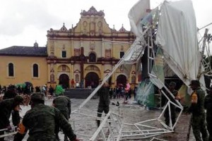 Tambi�n colapsaron dos piezas de concreto de la fachada de la iglesia as� como da�os en una carpa