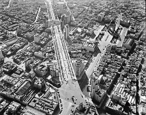 Imagen tomada en 1949  sobre la principal avenida de la ciudad de Mxico, una muestra de las fotogra