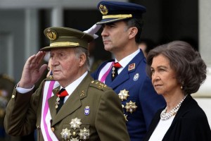 El prncipe heredero Felipe de Borbn (centro) el rey Juan Carlos (izquierda) y la reina Sofa duran