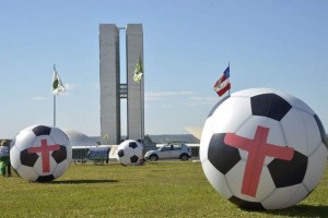 La organizacin Ro de Paz lanza doce balones de dos metros de dimetro en Brasilia; exige que el Go