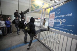 Un grupo de usuarios del metro invadi la estacin de Itaquera, una de las de mayor movimiento, y al